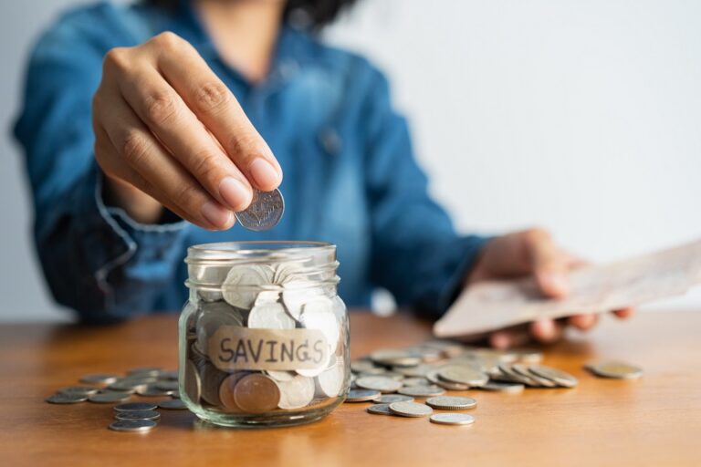 Compare Online Savings vs. Traditional Savings Accounts Compare Online Savings vs. Traditional Savings Accounts